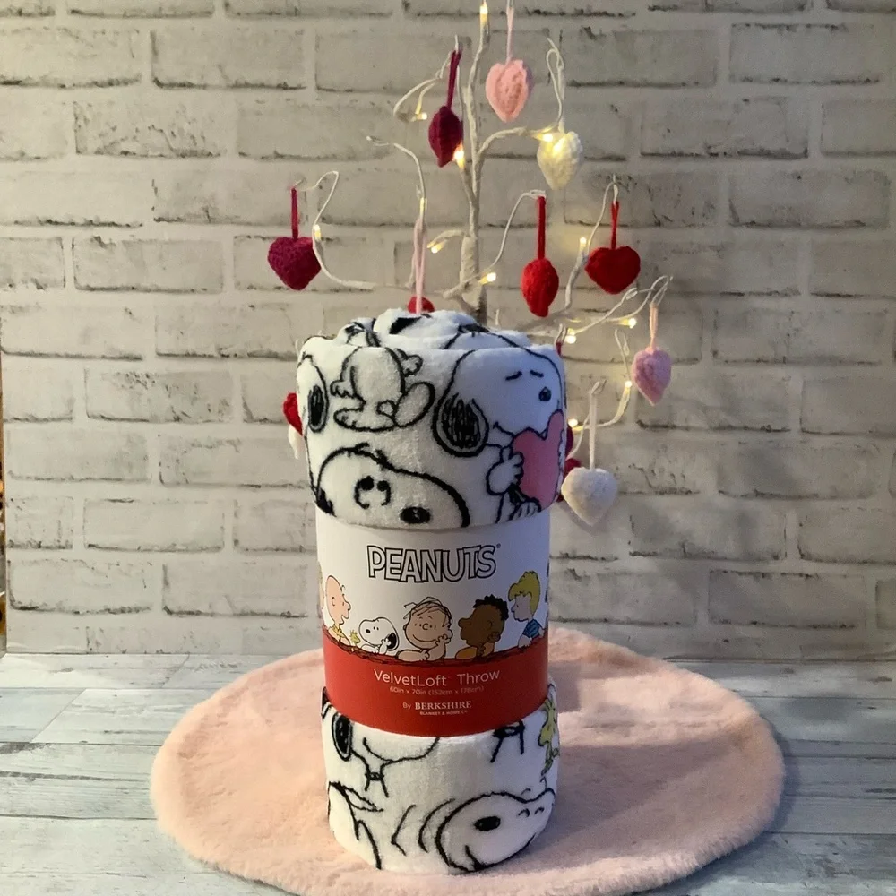 PEANUTS Snoopy & Woodstock Chuckle & Heart Throw
